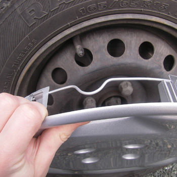 Align the inner metal ring of the wheel trim with the tyre valve